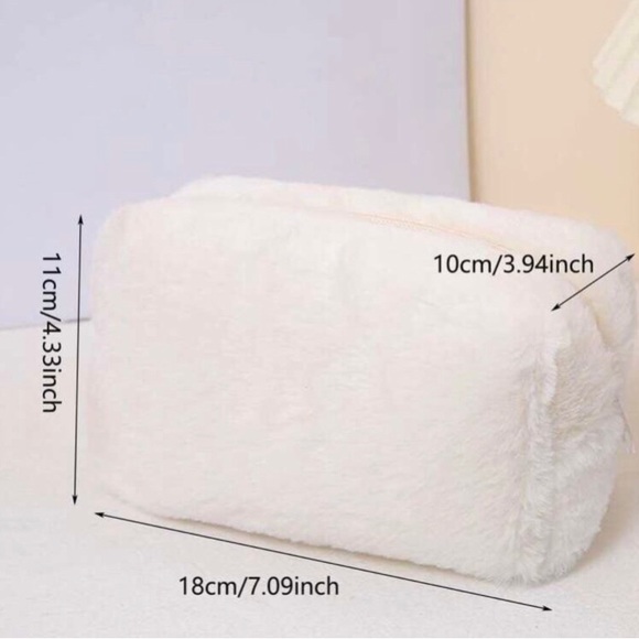 👑NEW WHITE PLUSH LUXURIOUS MAKEUP COSMETICS BAG! - Picture 2 of 2
